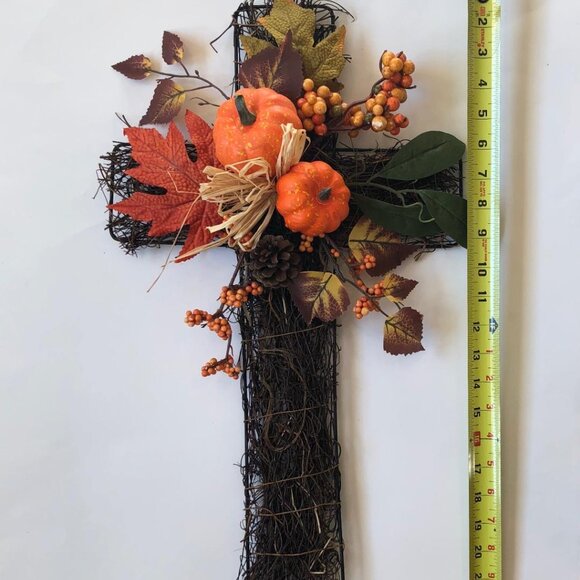 Wire-frame Cross inset with grapevine, Autumn decor (pumpkins, berries, leaves) - Picture 3 of 5